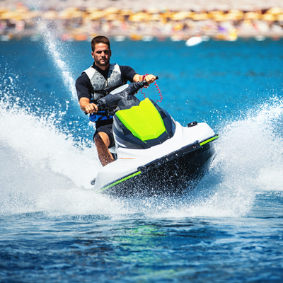 Personas disfrutando de una aventura en motos de agua en España